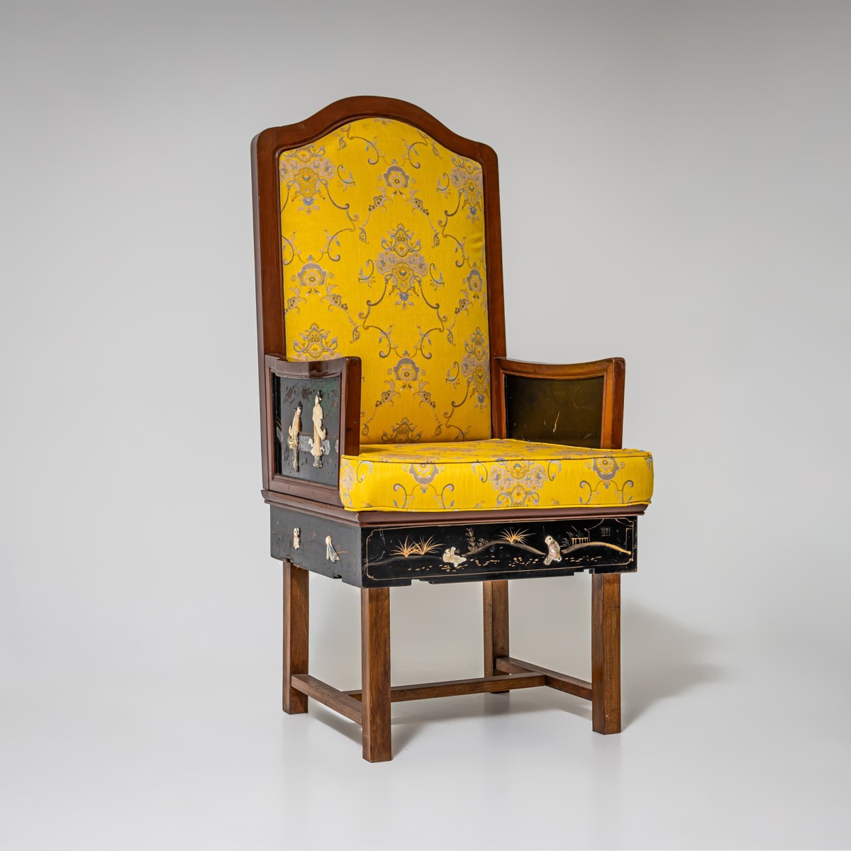Fauteuil avec décor laqué chinoiserie, probablement début du XXe siècle