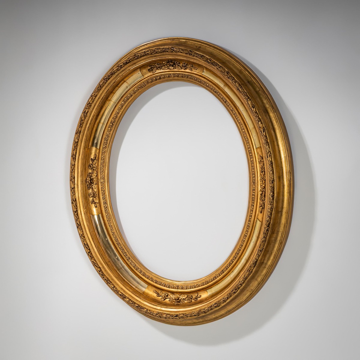 Cadre de miroir ovale en bois doré, XIXe siècle