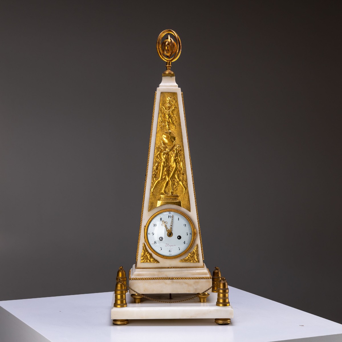 Horloge obélisque Louis XVI, signée Roque à Paris, vers 1780