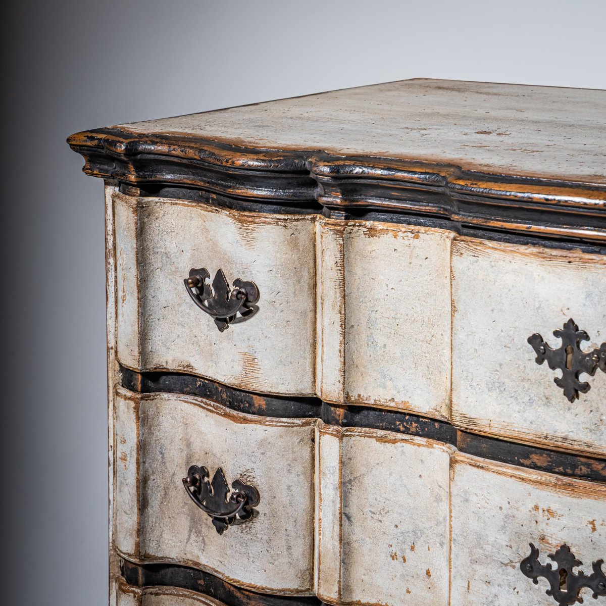 Baroque chest of drawers painted white, 18th century-photo-2