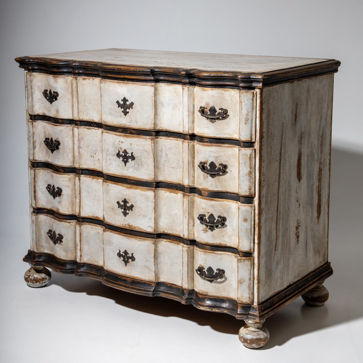 Baroque chest of drawers painted white, 18th century-photo-2
