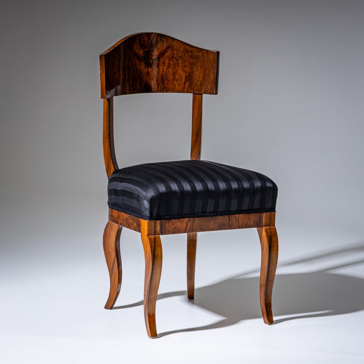 Ensemble de cinq chaises Biedermeier à dossier en forme de pelle en noyer, vers 1830-photo-3