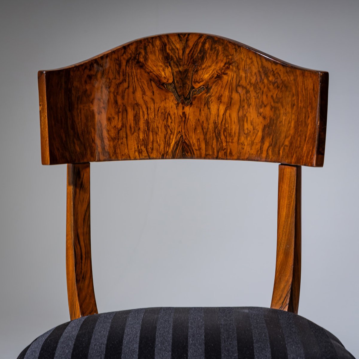 Ensemble de cinq chaises Biedermeier à dossier en forme de pelle en noyer, vers 1830-photo-4