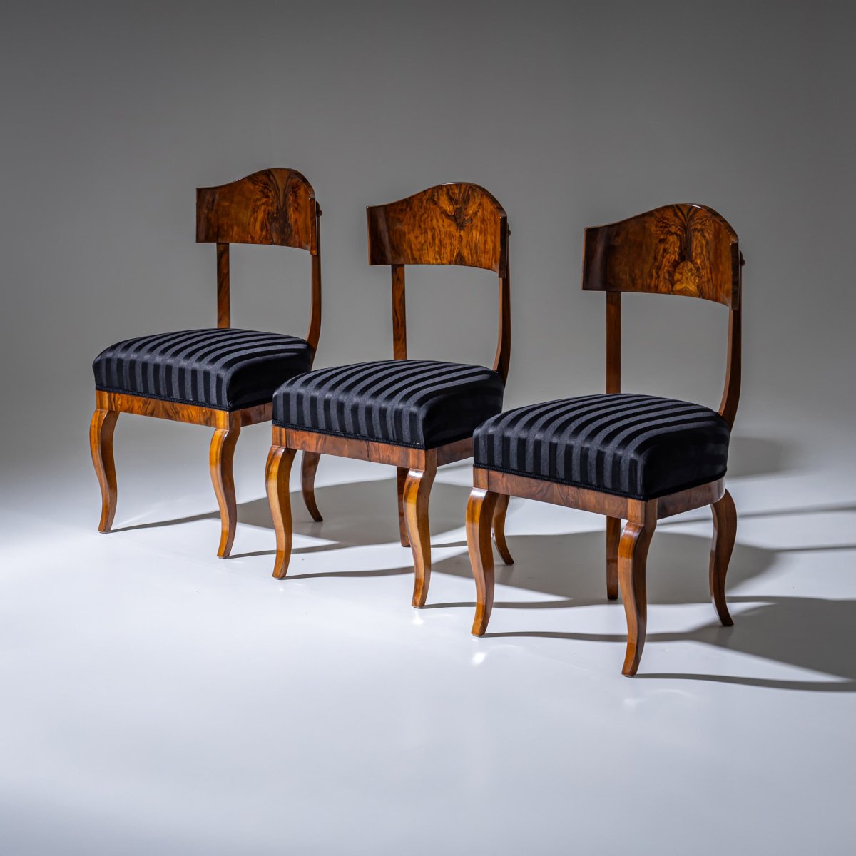 Ensemble de cinq chaises Biedermeier à dossier en forme de pelle en noyer, vers 1830-photo-1