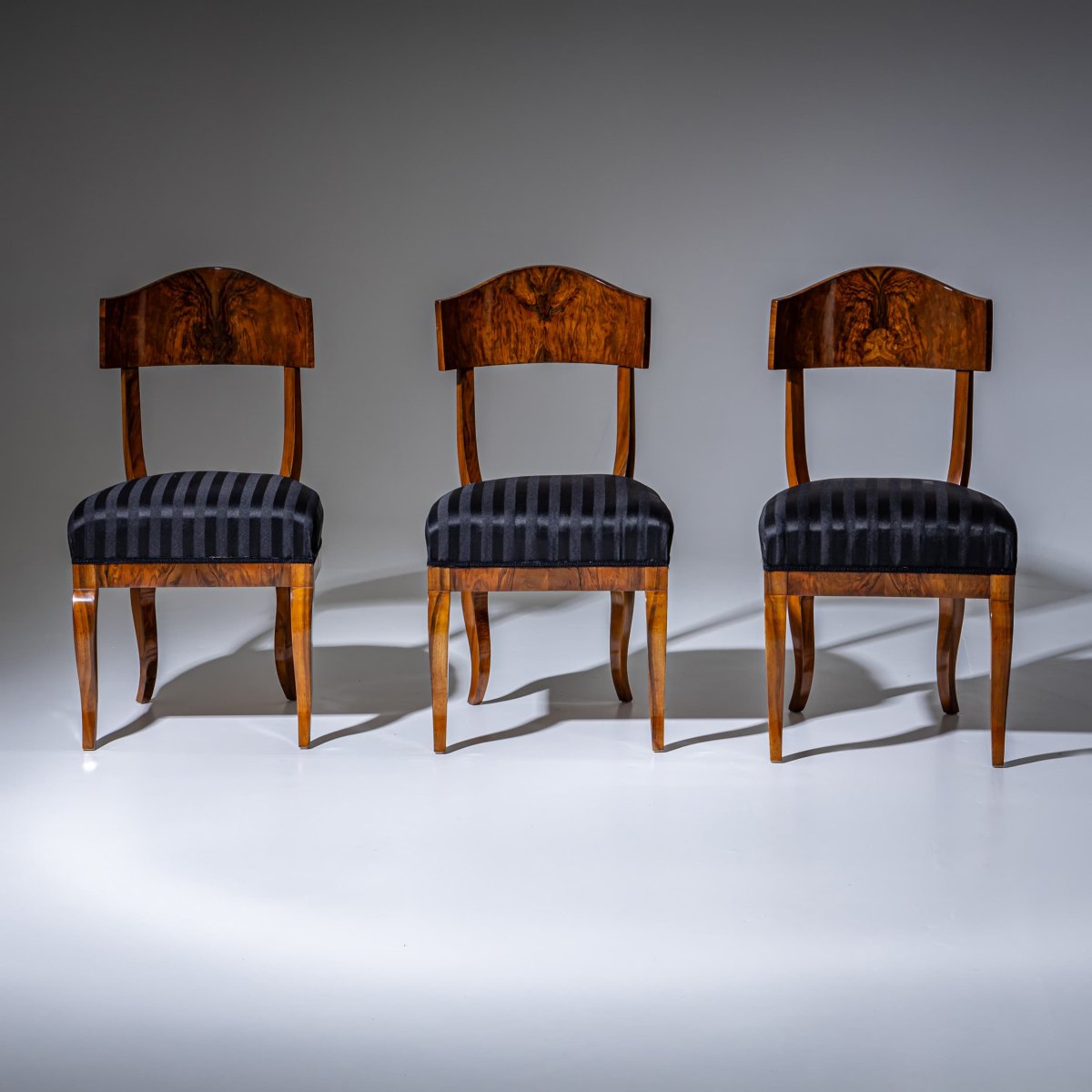 Ensemble de cinq chaises Biedermeier à dossier en forme de pelle en noyer, vers 1830-photo-2