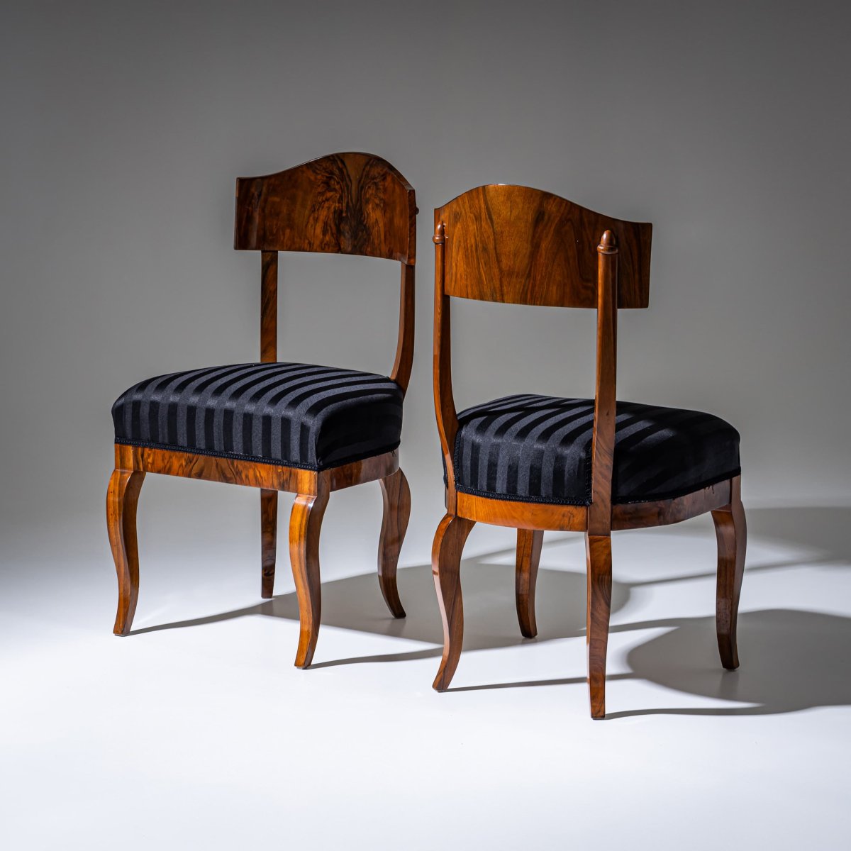Ensemble de cinq chaises Biedermeier à dossier en forme de pelle en noyer, vers 1830-photo-5