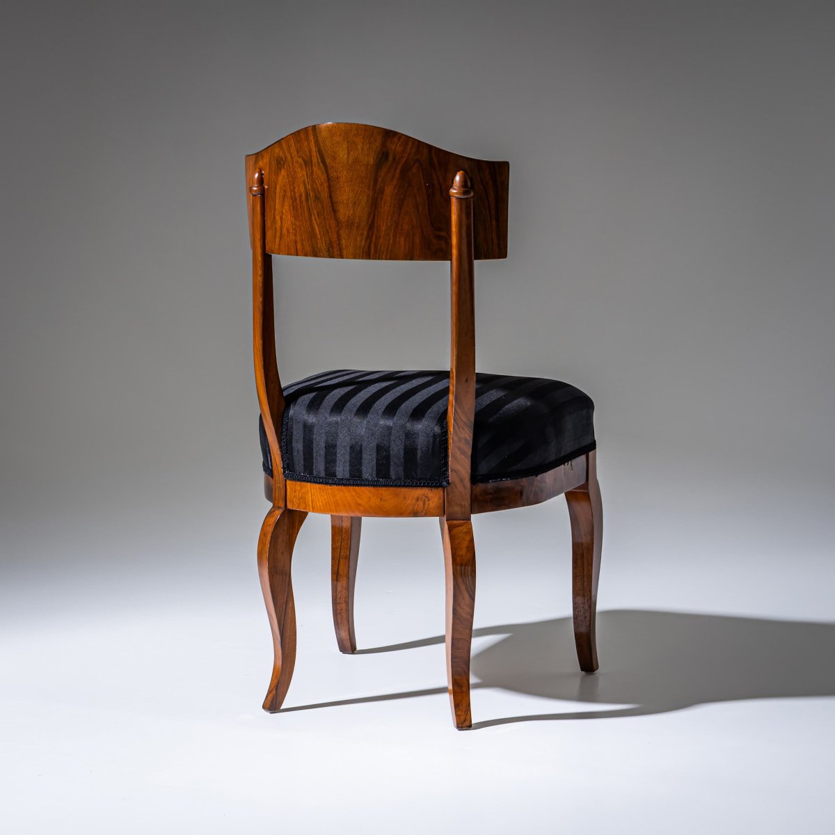 Ensemble de cinq chaises Biedermeier à dossier en forme de pelle en noyer, vers 1830-photo-6