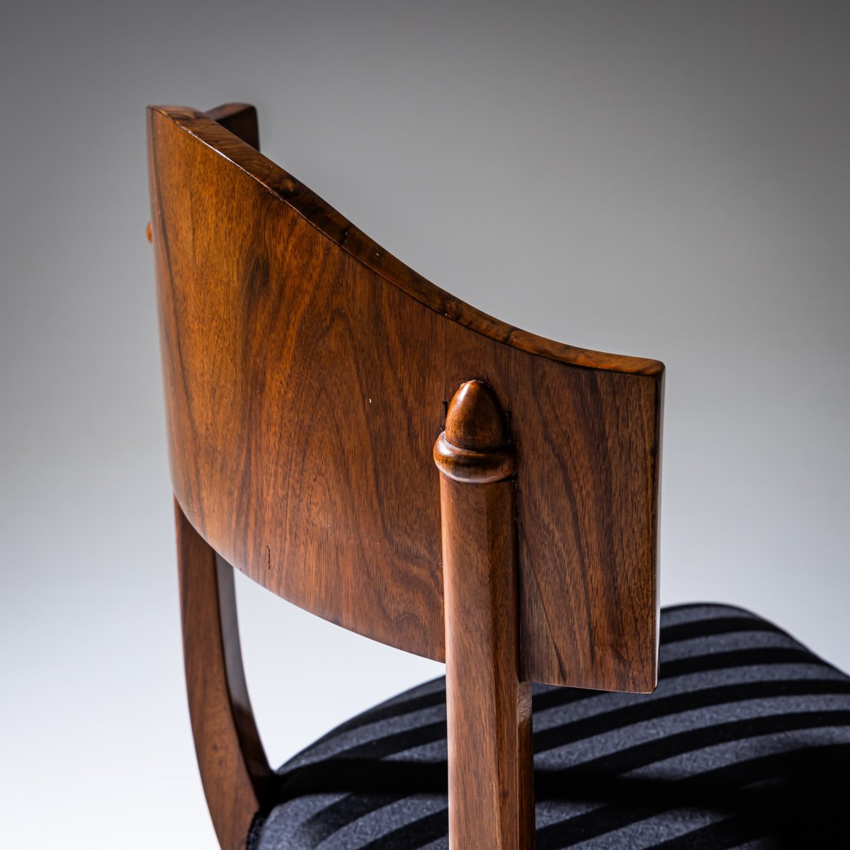 Ensemble de cinq chaises Biedermeier à dossier en forme de pelle en noyer, vers 1830-photo-7