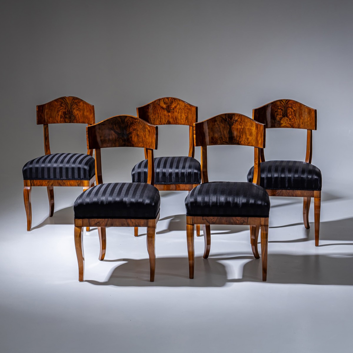 Ensemble de cinq chaises Biedermeier à dossier en forme de pelle en noyer, vers 1830