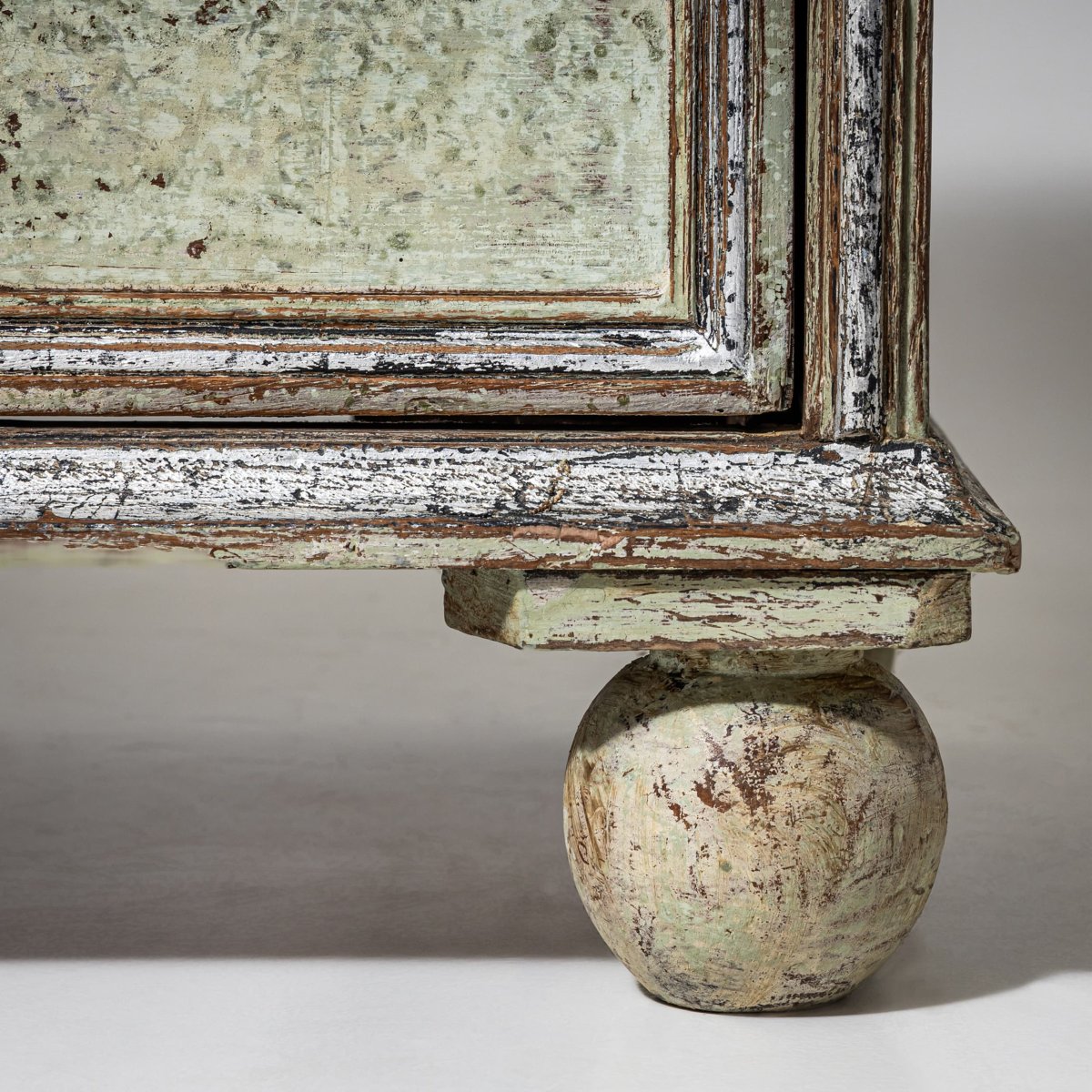 Commode patinée vert clair avec accents argentés, fin du XVIIIe siècle-photo-2