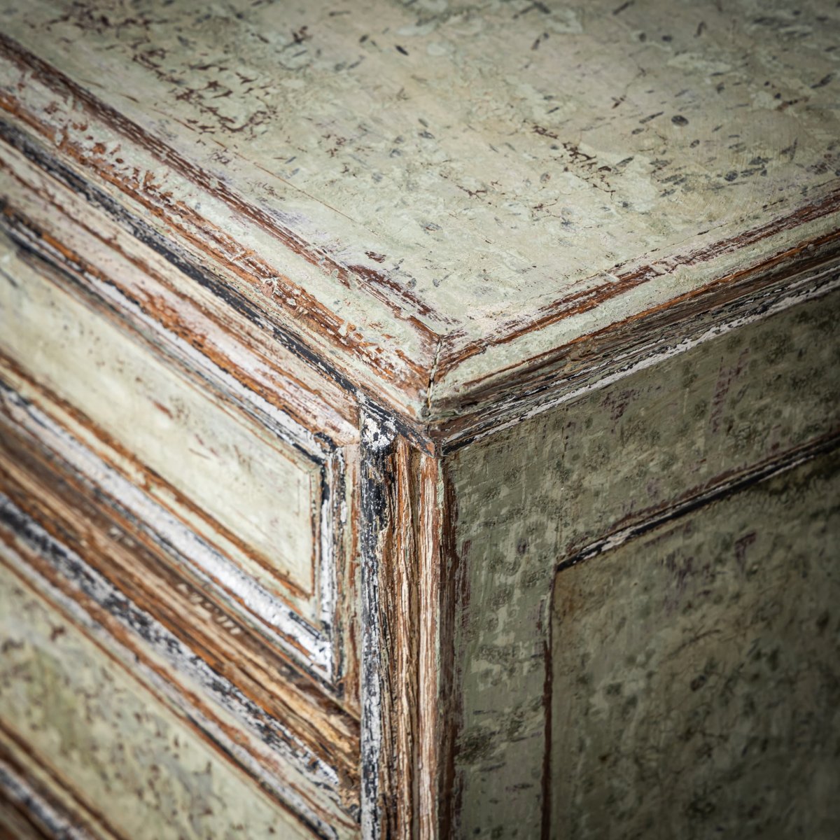 Commode patinée vert clair avec accents argentés, fin du XVIIIe siècle-photo-7