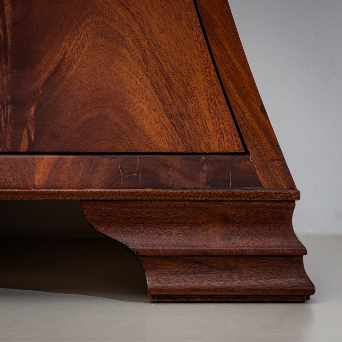 Commode italienne moderne de forme trapézoïdale, fin du XXe siècle-photo-3
