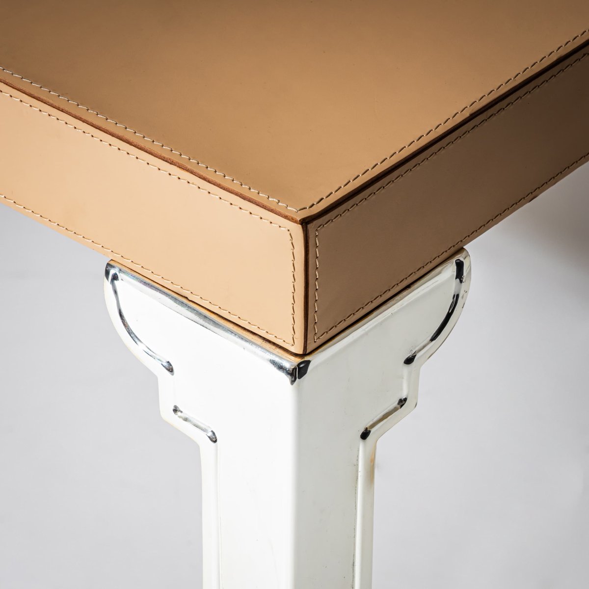 Table basse en cuir et acier inoxydable, probablement d'Italie, années 2000-photo-5