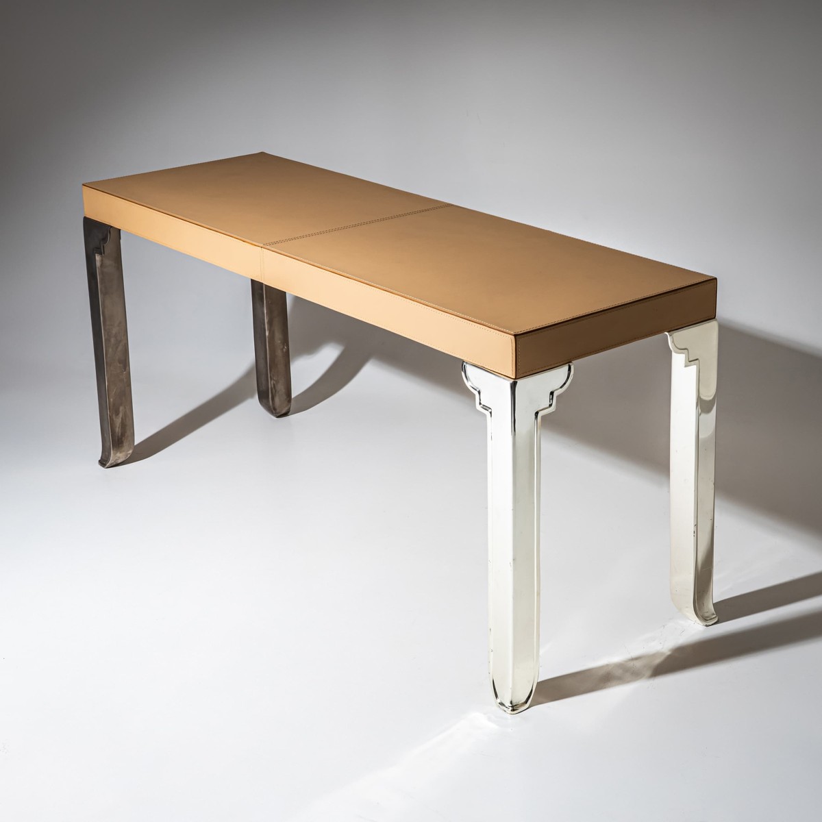 Table basse en cuir et acier inoxydable, probablement d'Italie, années 2000