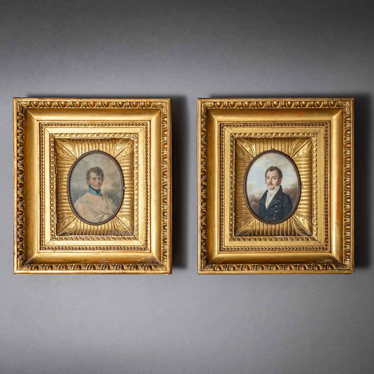 Paire de portraits miniatures de gentlemen de style Biedermeier, première moitié du XIXe siècle