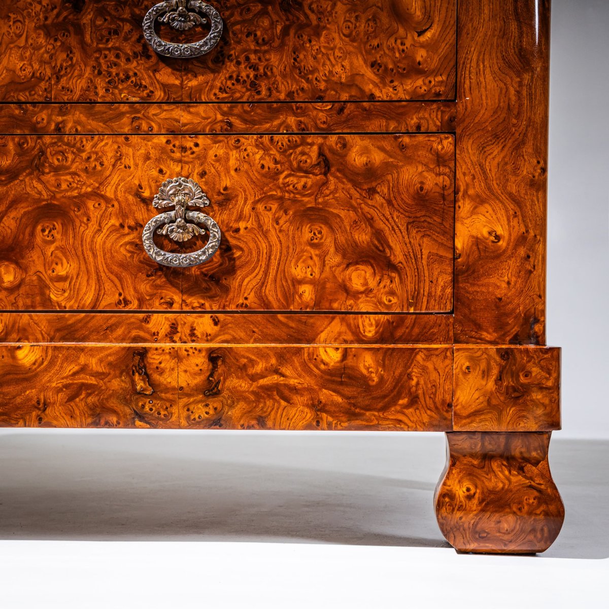 Commode Louis-Philippe en placage de loupe, France, vers 1830-photo-3