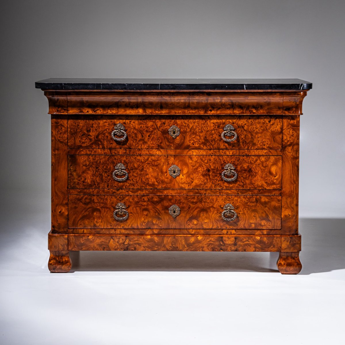 Commode Louis-Philippe en placage de loupe, France, vers 1830-photo-1