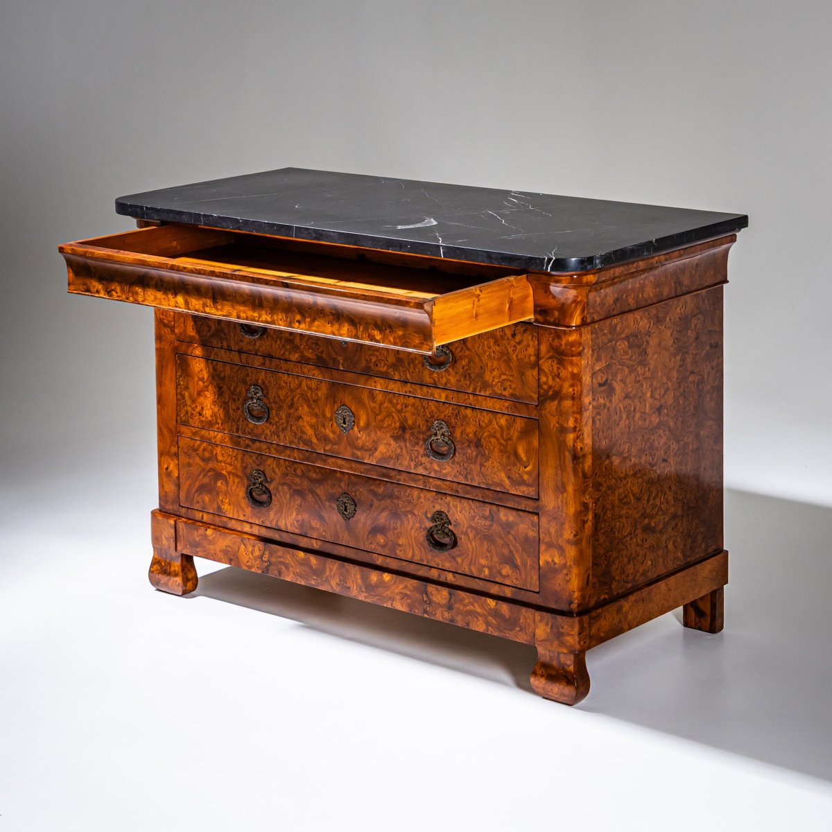 Commode Louis-Philippe en placage de loupe, France, vers 1830-photo-3