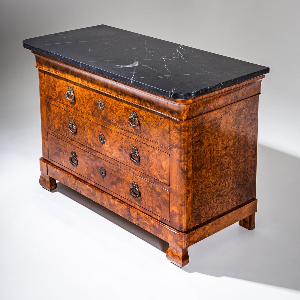 Commode Louis-Philippe en placage de loupe, France, vers 1830-photo-4