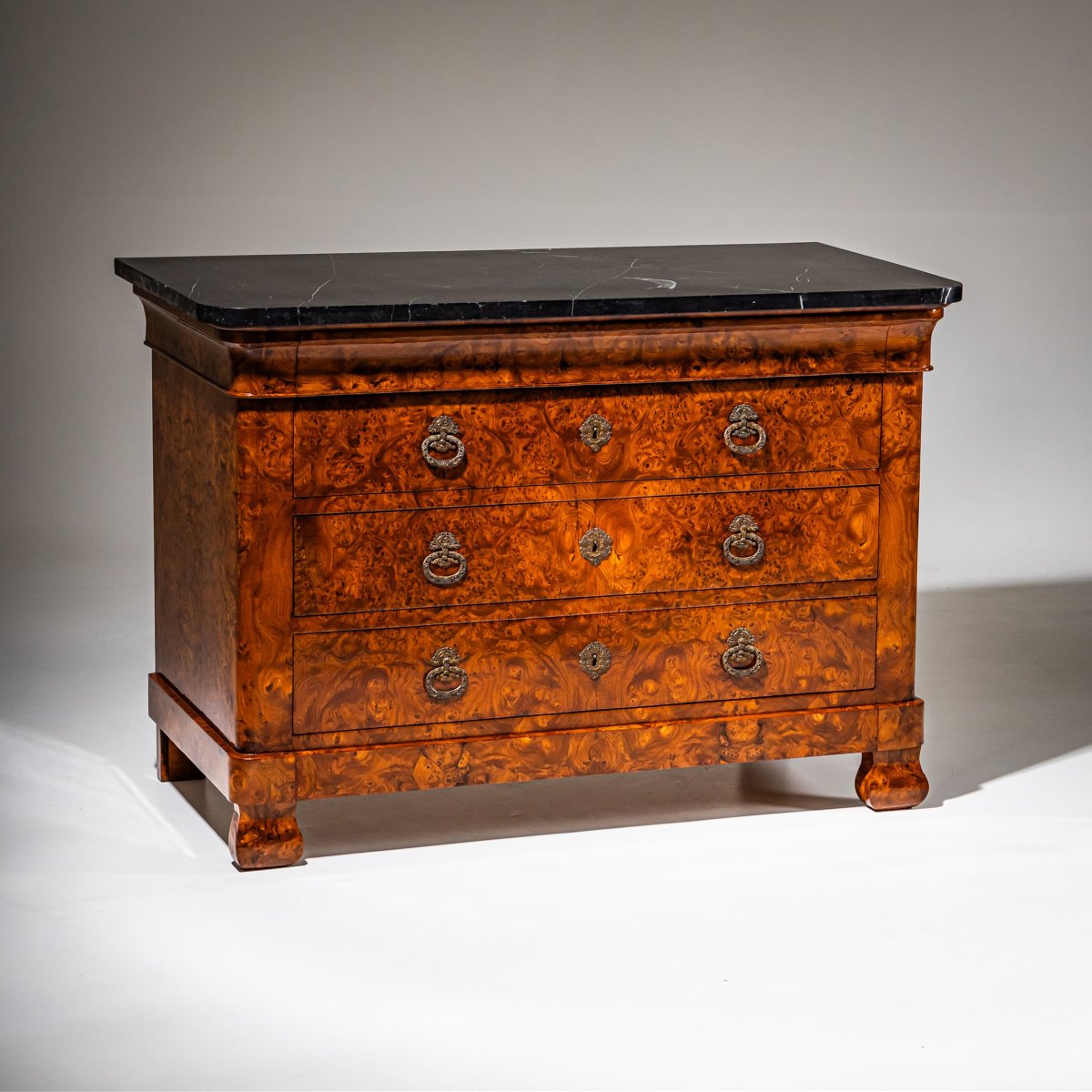 Commode Louis-Philippe en placage de loupe, France, vers 1830-photo-7