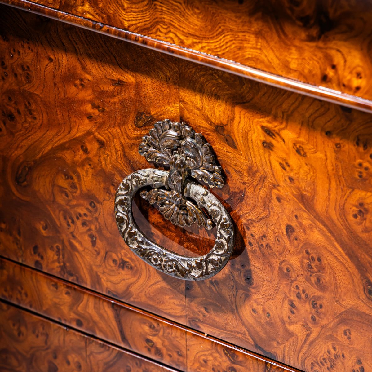 Commode Louis-Philippe en placage de loupe, France, vers 1830-photo-8