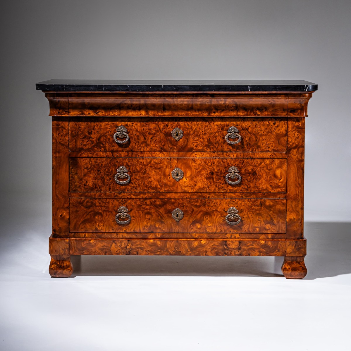 Commode Louis-Philippe en placage de loupe, France, vers 1830