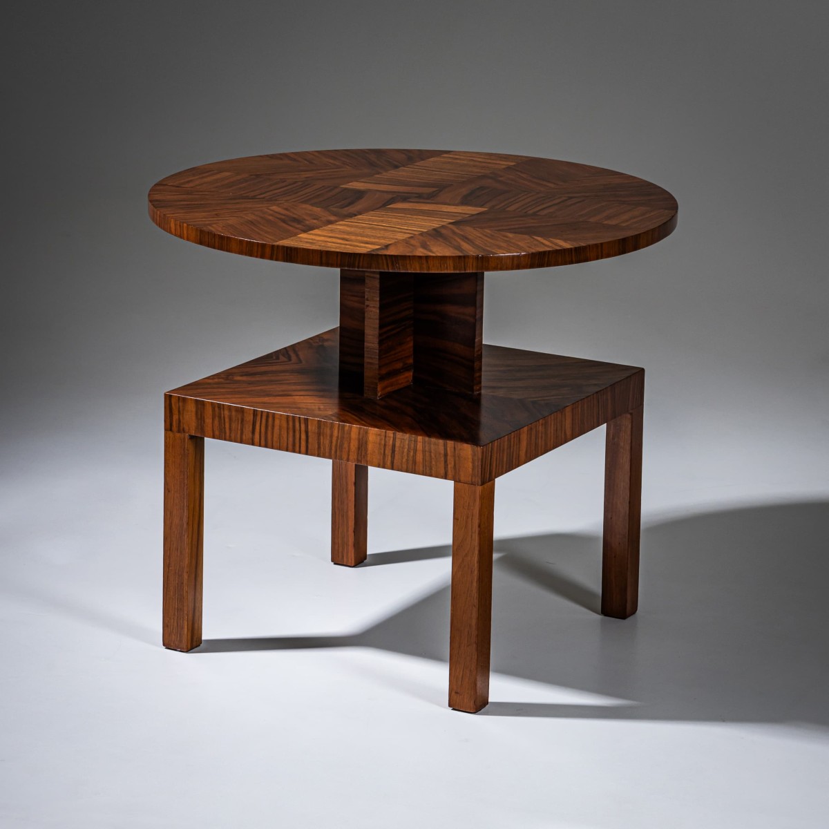 Table d'appoint Art déco en noyer, probablement d'Allemagne, années 1930