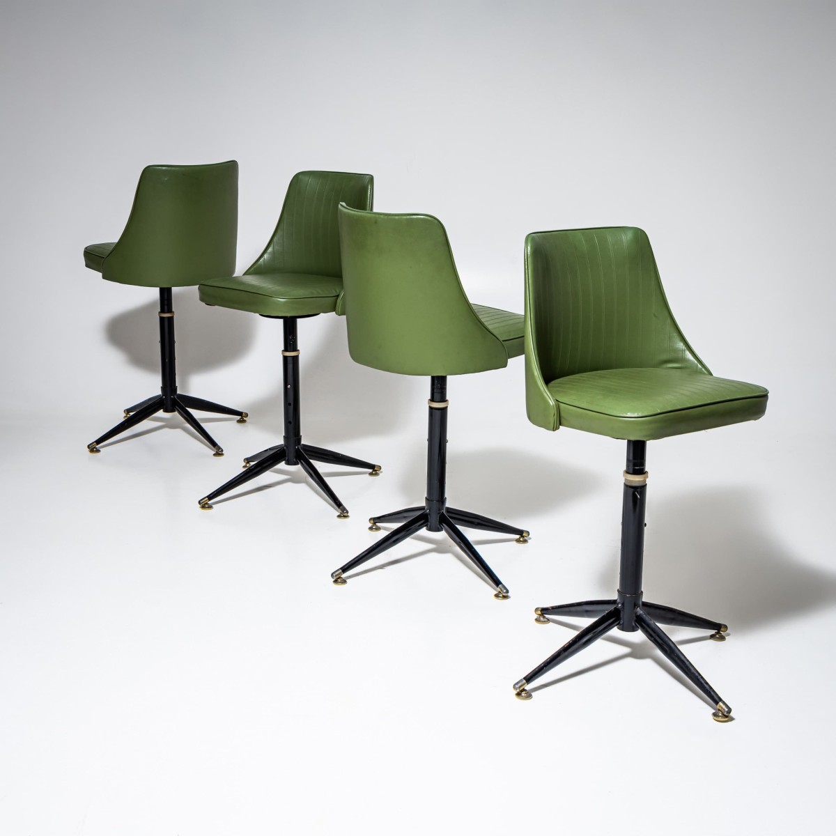 Lot de quatre tabourets de bar du milieu du siècle, probablement d'origine italienne