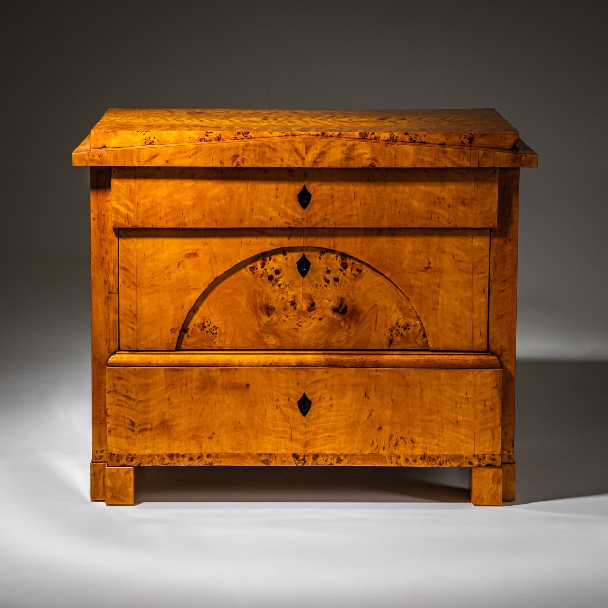 Commode de style Biedermeier en bouleau, Allemagne du Nord, vers 1820-photo-1