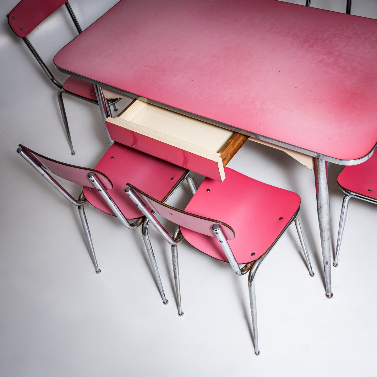 Ensemble de salle à manger en Formica rose, table et six chaises, Italie, années 1960/1970-photo-2