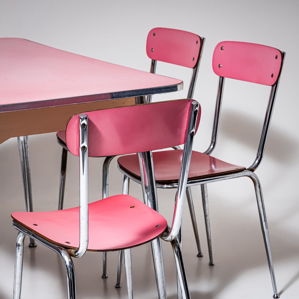 Ensemble de salle à manger en Formica rose, table et six chaises, Italie, années 1960/1970-photo-3