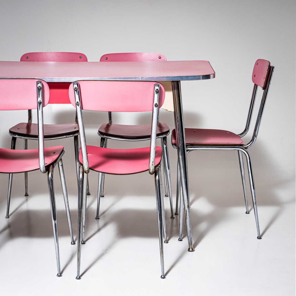 Ensemble de salle à manger en Formica rose, table et six chaises, Italie, années 1960/1970-photo-2