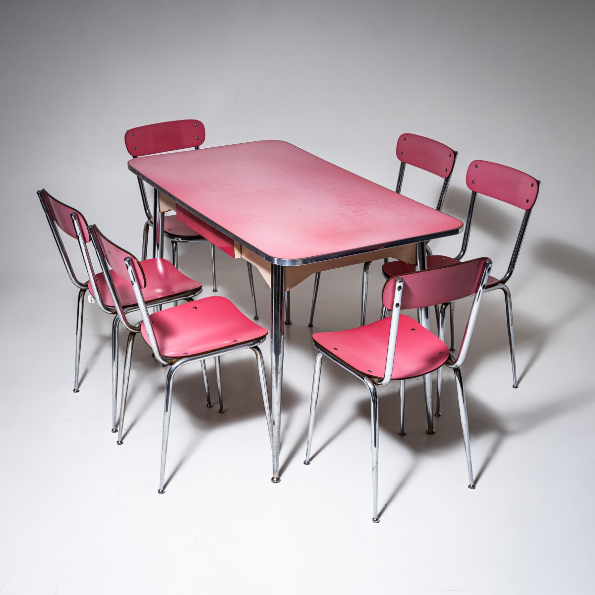 Ensemble de salle à manger en Formica rose, table et six chaises, Italie, années 1960/1970