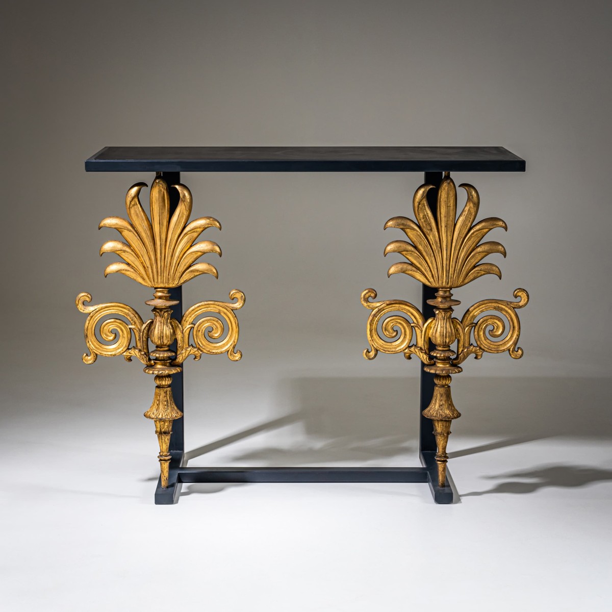 Console murale aux éléments néoclassiques, XIXe / XXIe siècle