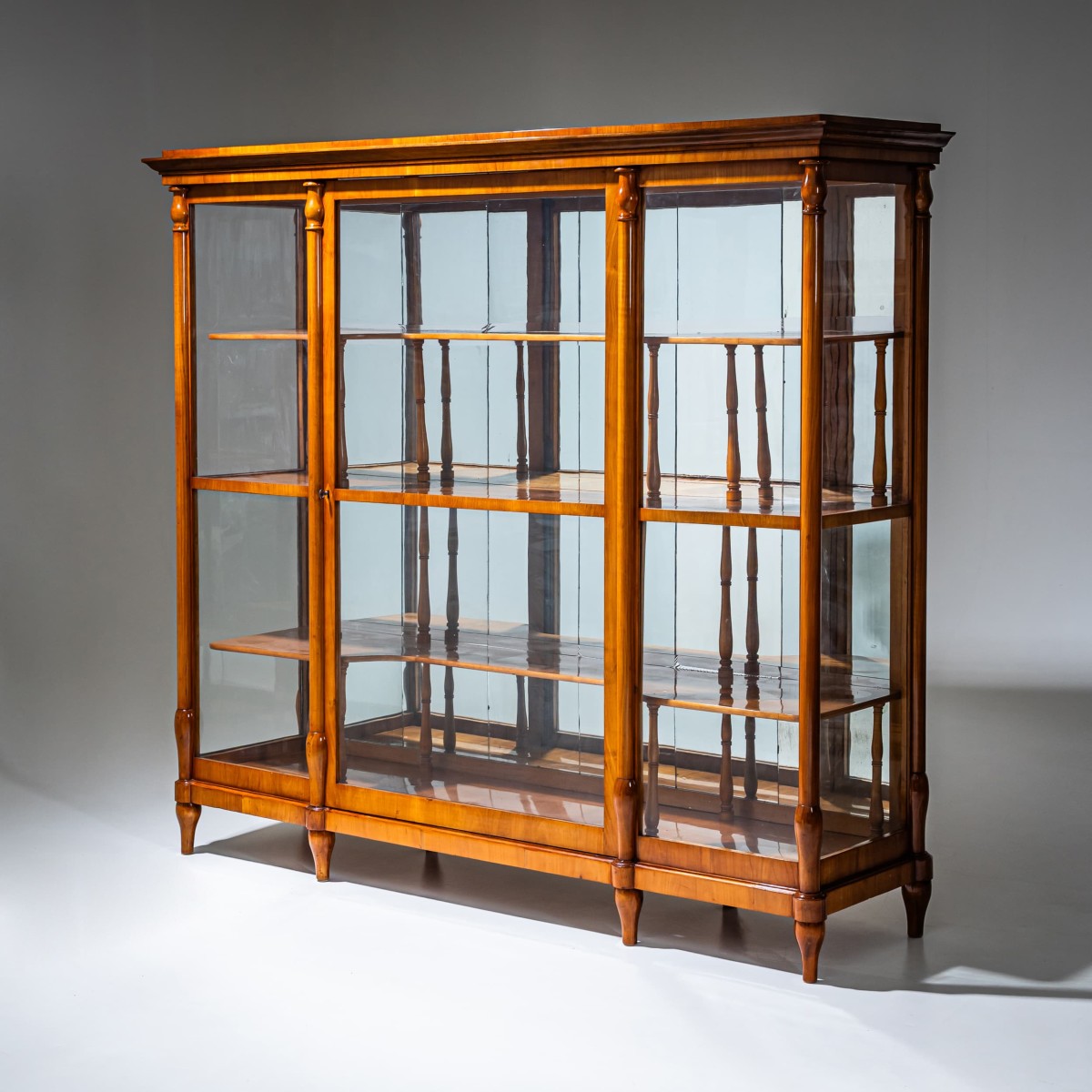 Vitrine de style Biedermeier, probablement de l'Empire austro-hongrois, vers 1830