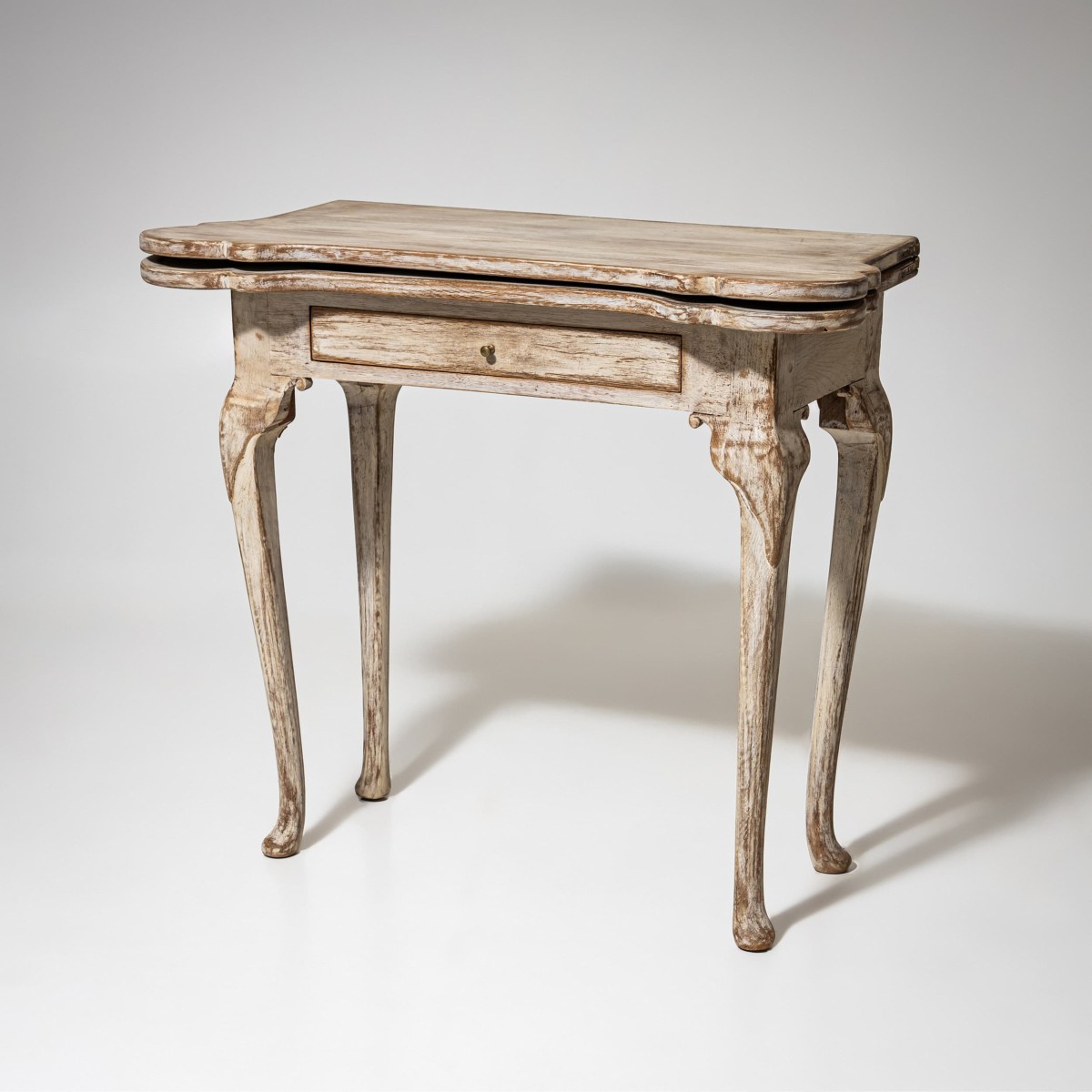 Table de jeux anglaise peinte en gris, XIXe siècle