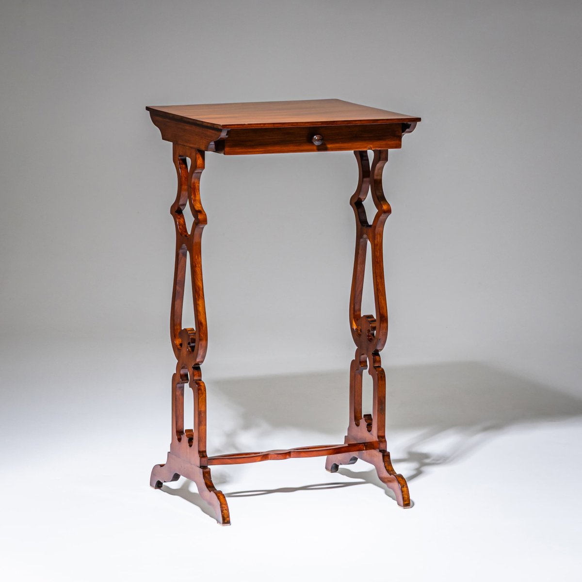 Table d'appoint de style Biedermeier, vers 1840