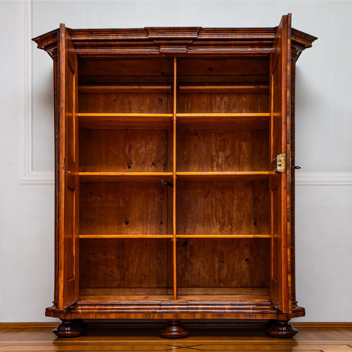 Armoire baroque en forme de serpent, première moitié du XVIIIe siècle-photo-3