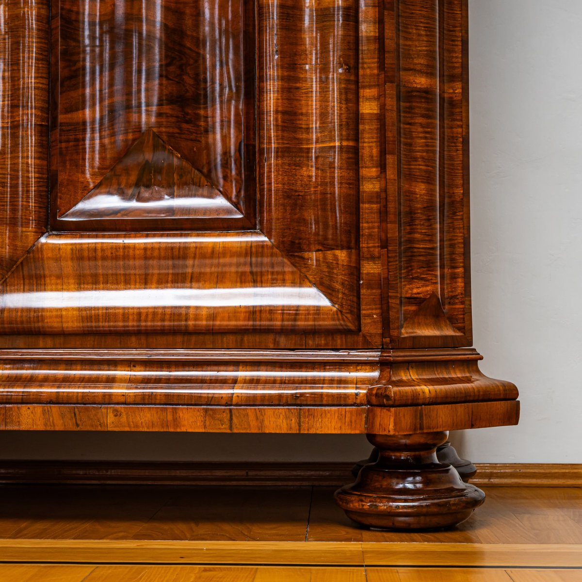 Armoire baroque en forme de serpent, première moitié du XVIIIe siècle-photo-1
