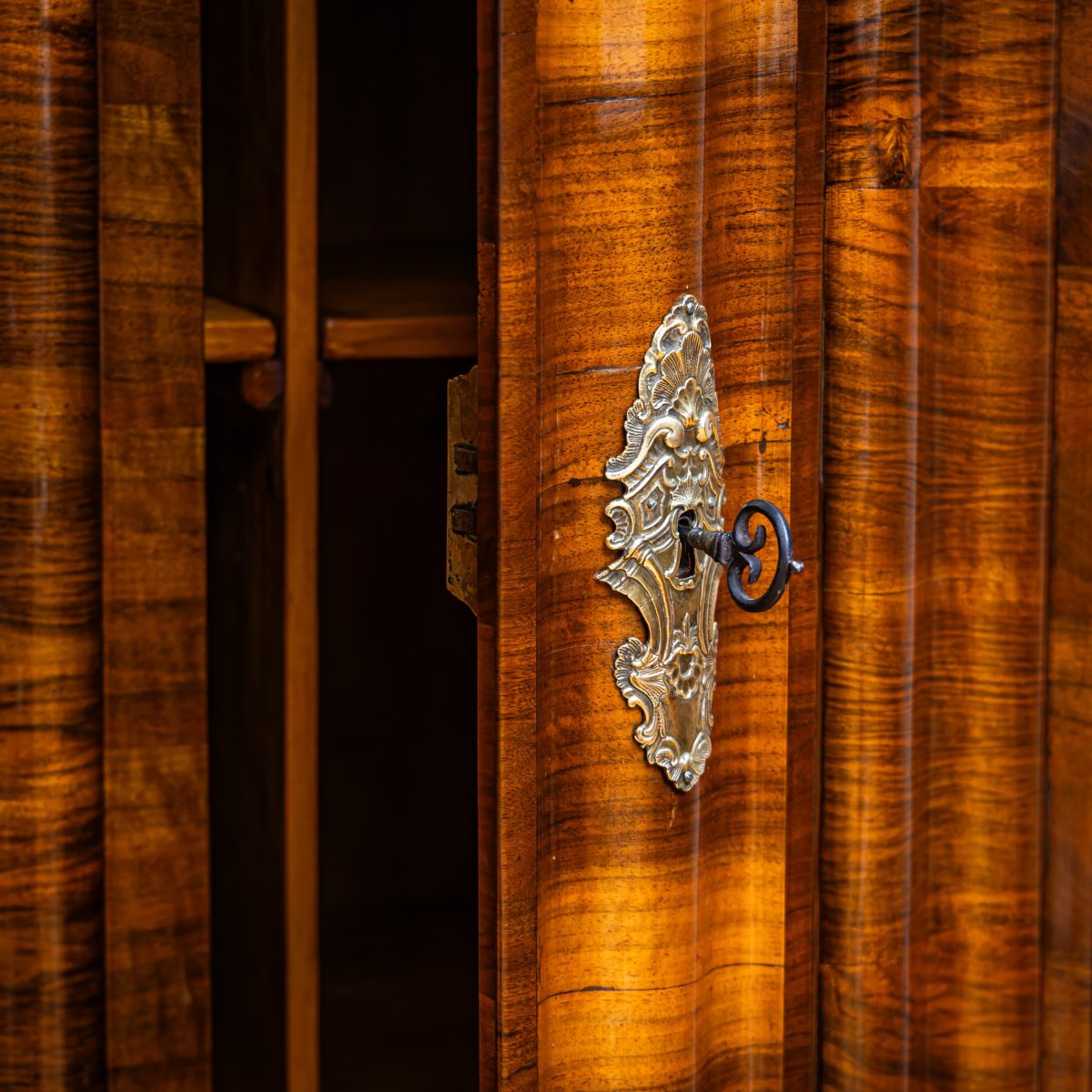 Armoire baroque en forme de serpent, première moitié du XVIIIe siècle-photo-3