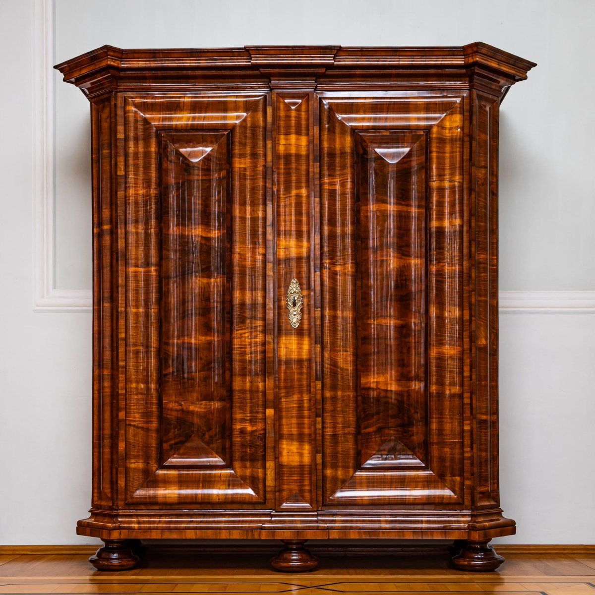 Armoire baroque en forme de serpent, première moitié du XVIIIe siècle