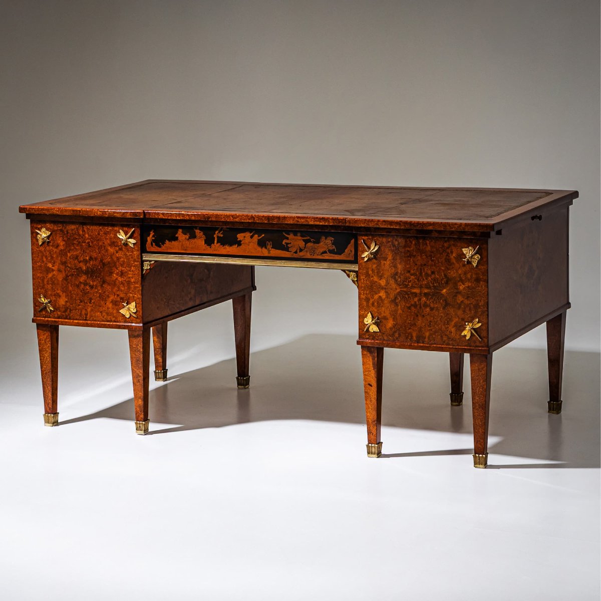 Bureau en loupe de thuya, Italie, vers 1900