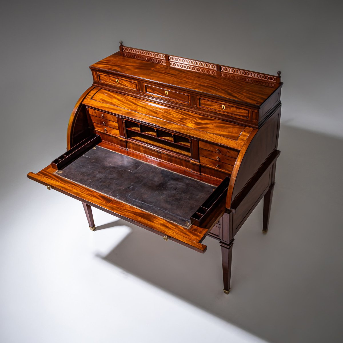 Bureau à abattant de style Louis XVI en acajou, vers 1800-photo-7