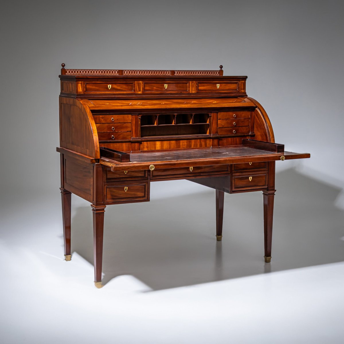 Bureau à abattant de style Louis XVI en acajou, vers 1800