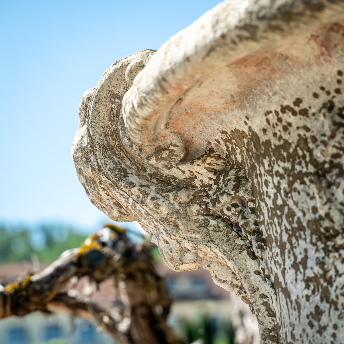 Grand vase de jardin en pierre moulée, de style « krater », fin du XXe siècle-photo-3