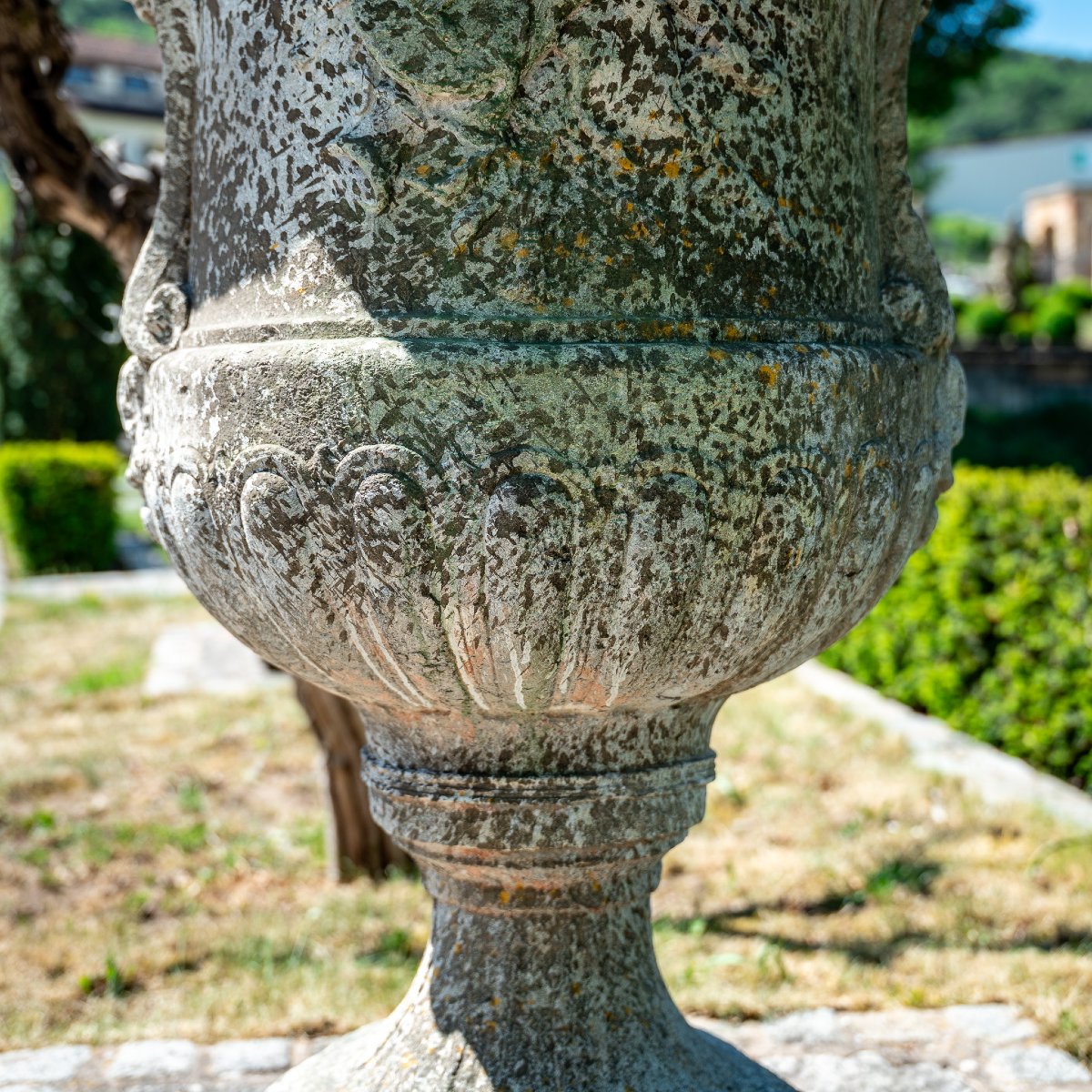 Grand vase de jardin en pierre moulée, de style « krater », fin du XXe siècle-photo-4