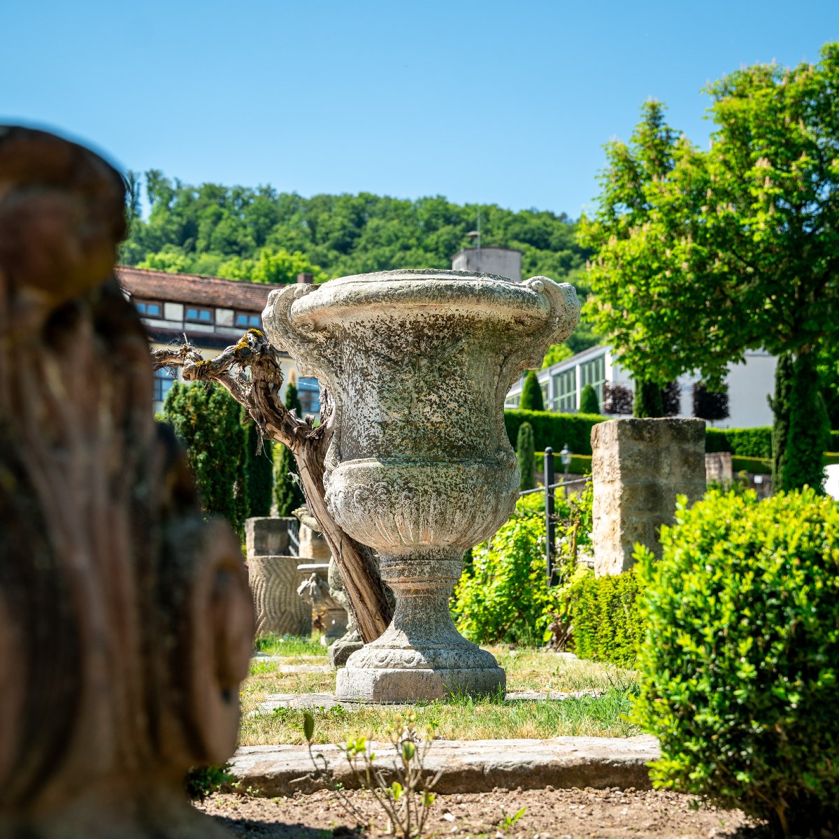 Grand vase de jardin en pierre moulée, de style « krater », fin du XXe siècle-photo-1