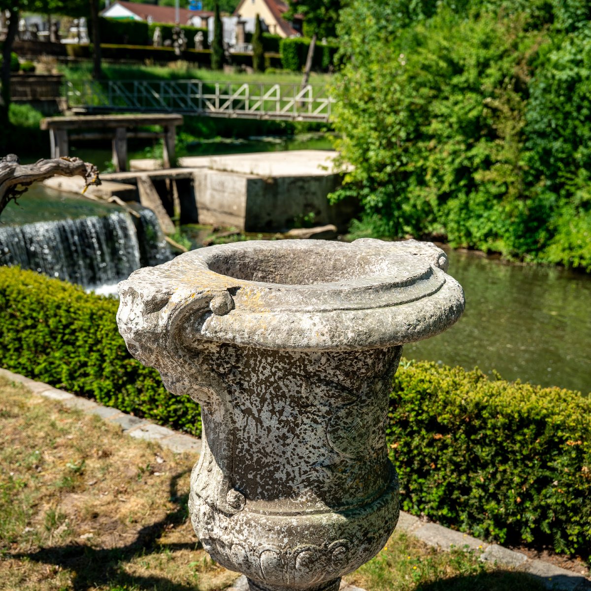 Grand vase de jardin en pierre moulée, de style « krater », fin du XXe siècle-photo-3