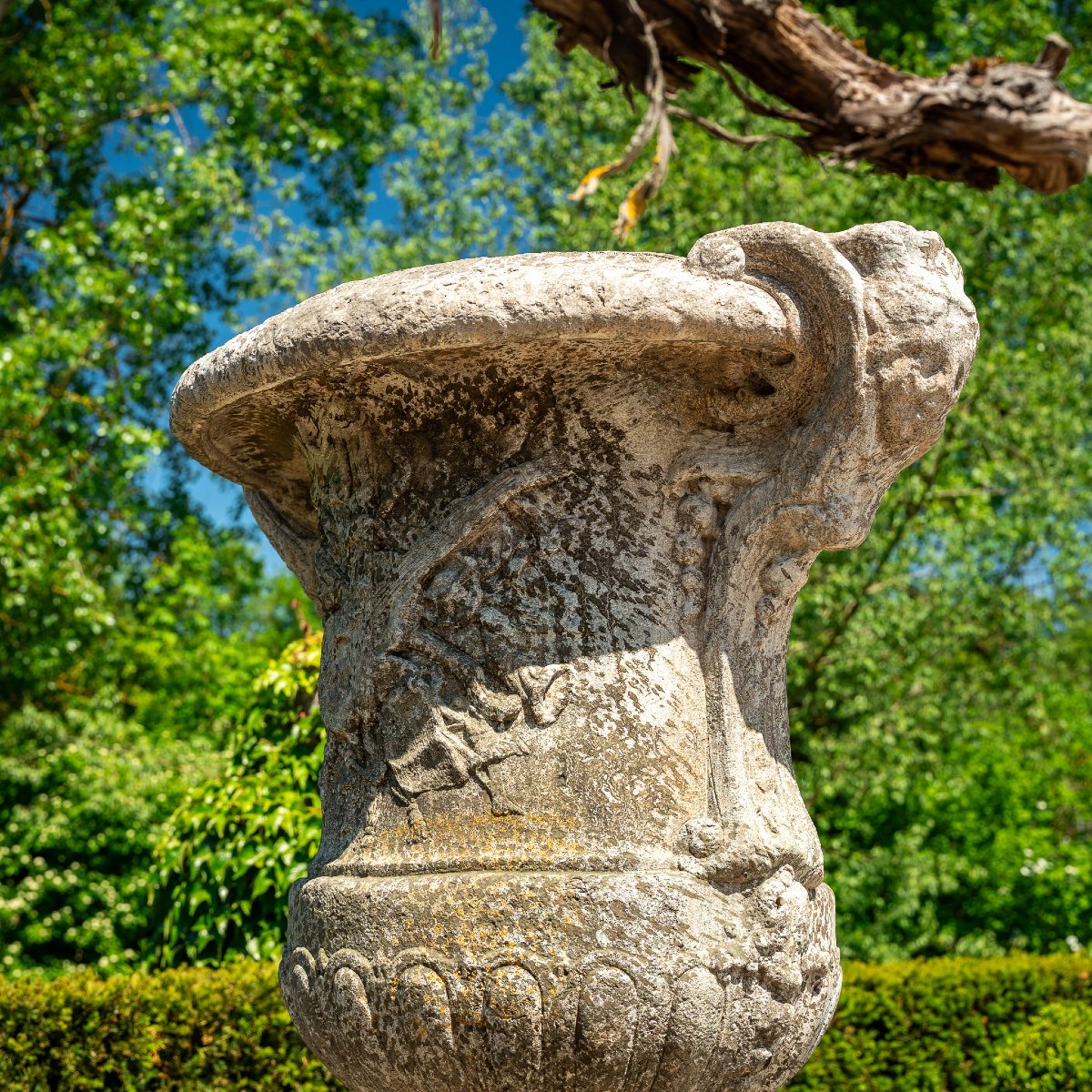 Grand vase de jardin en pierre moulée, de style « krater », fin du XXe siècle-photo-4