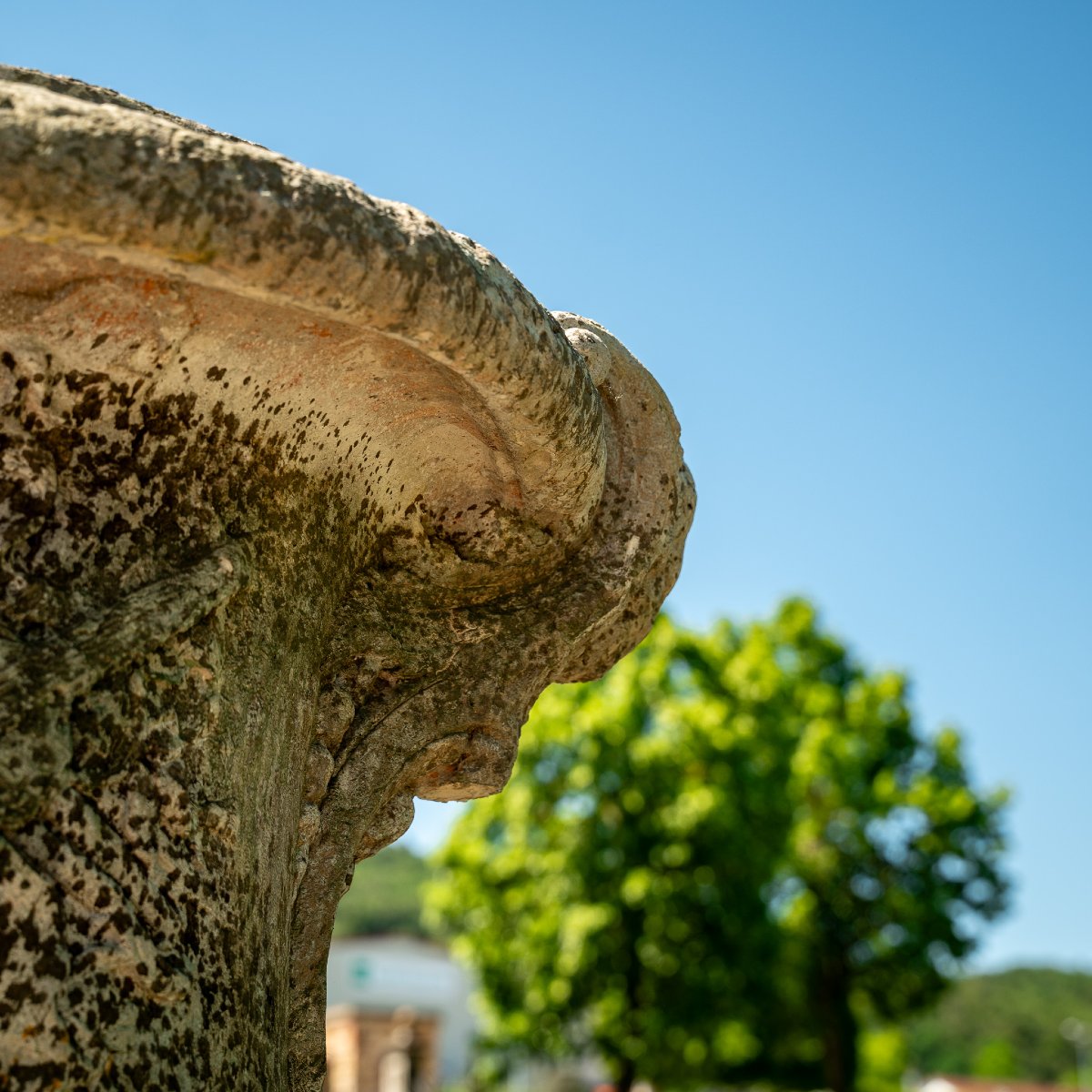 Grand vase de jardin en pierre moulée, de style « krater », fin du XXe siècle-photo-7